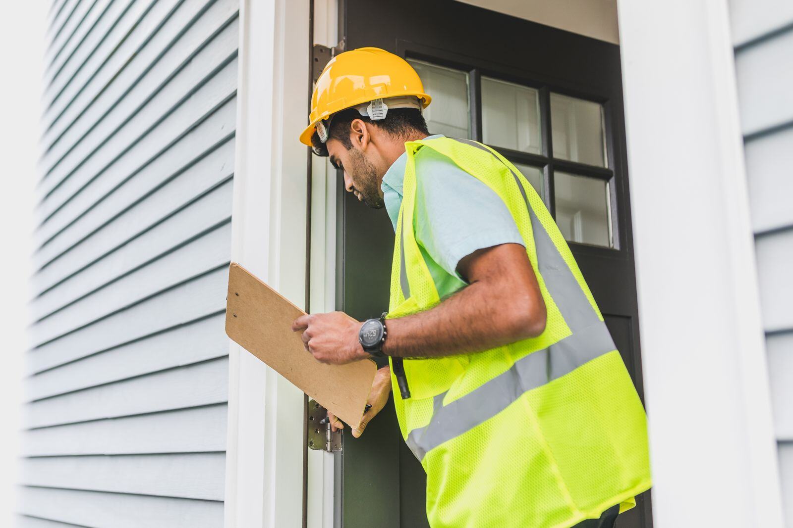 检查员在竣工建筑现场进行入住证检验